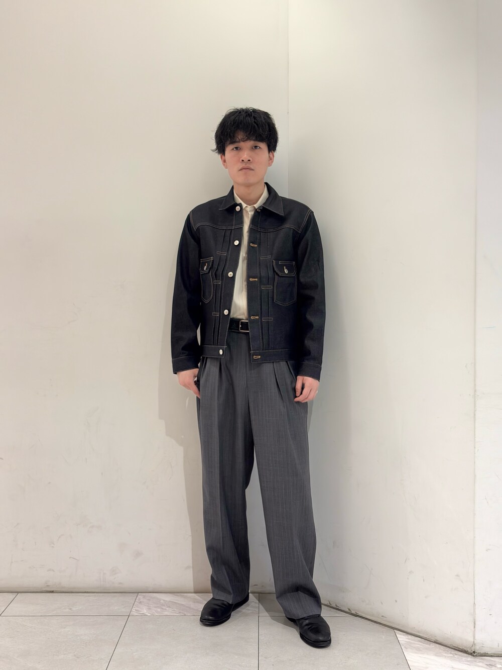 ブルー系のデニムジャケット、ホワイト系のシャツ/ブラウス、グレー系のその他パンツを着用したメンズの春コーディネートの2枚目の写真