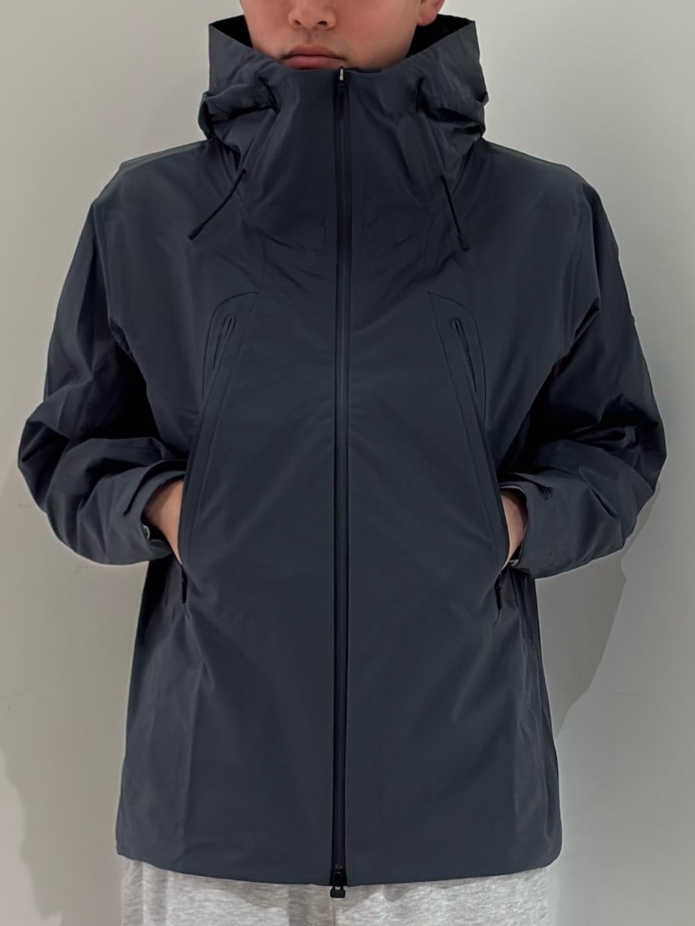 グレー系のマウンテンパーカー、グレー系のその他パンツ、シルバー系のスニーカーを着用したメンズの春コーディネートの3枚目の写真