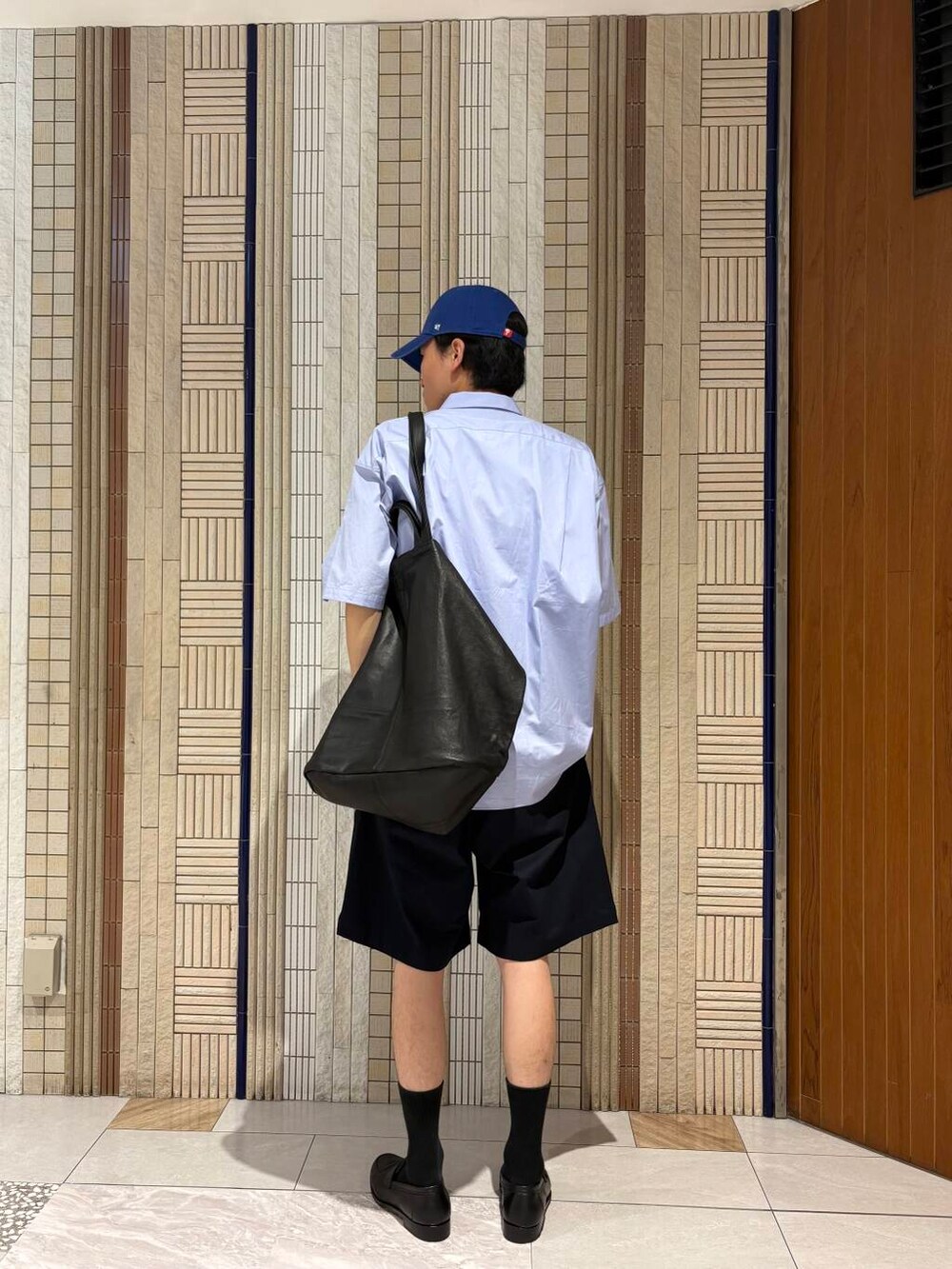 ブルー系のシャツ/ブラウス、ブルー系のその他パンツを着用したメンズの夏コーディネートの3枚目の写真