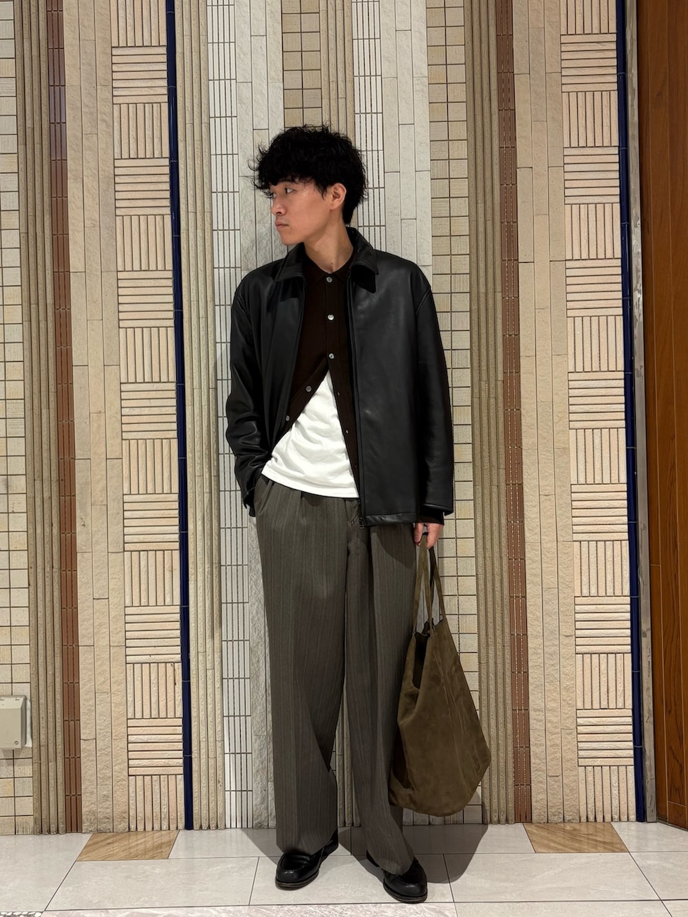 ブラウン系のニット/セーター、ブラック系のその他アウター、グレー系のその他パンツを着用したメンズの秋コーディネートの2枚目の写真