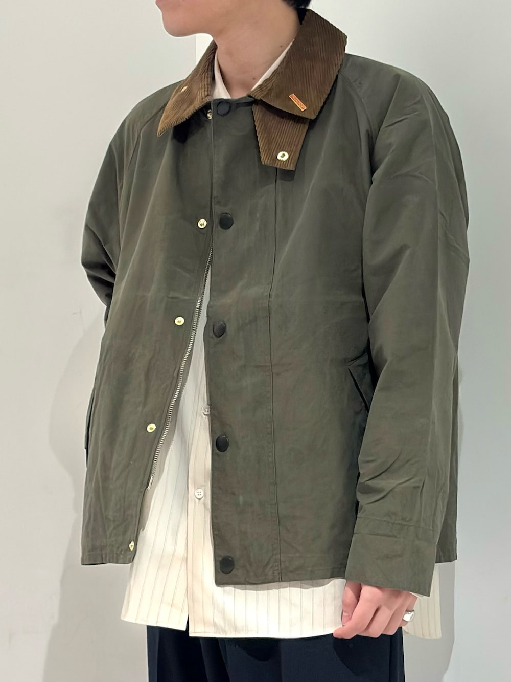 グリーン系のその他アウター、ホワイト系のシャツ/ブラウス、ブルー系のその他パンツを着用したメンズの春コーディネートの3枚目の写真