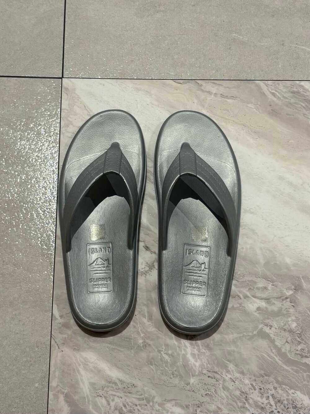 ブルー系のその他パンツ、ブラック系のショルダーバッグ、シルバー系のサンダルを着用したメンズの夏コーディネートの8枚目の写真