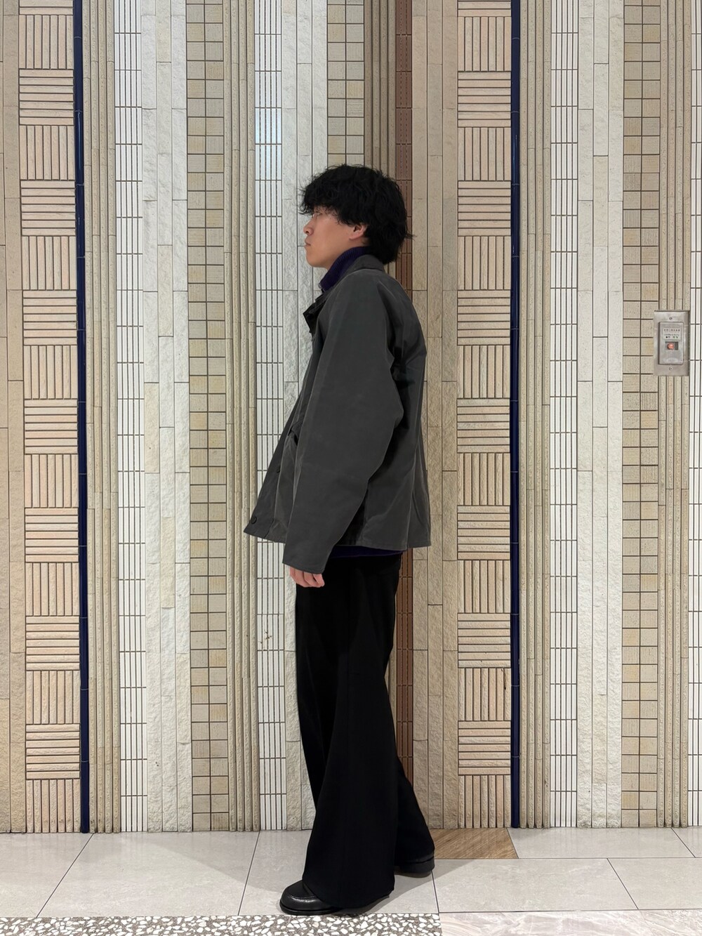 グレー系のその他アウター、ブラック系のその他パンツ、パープル系のテーラードジャケットを着用したメンズの秋コーディネートの3枚目の写真