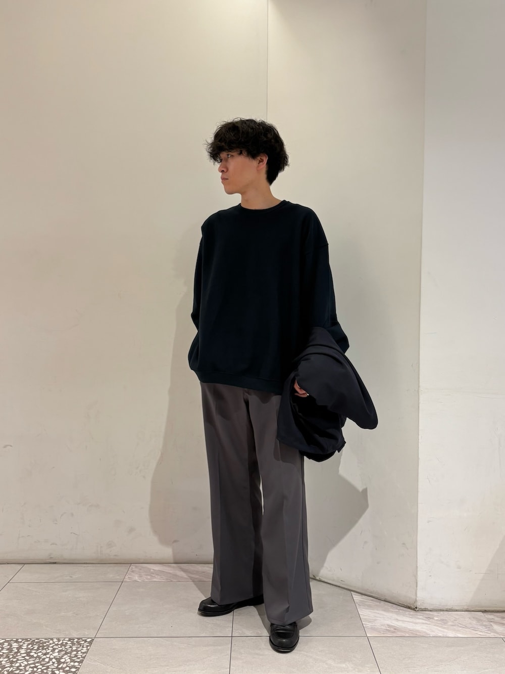 ブルー系のその他アウター、ブルー系のスウェット、グレー系のその他パンツを着用したメンズの冬コーディネートの2枚目の写真