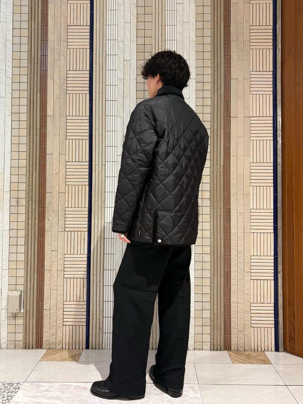 ブラック系のダウンジャケット/コート、ブラック系のテーラードジャケット、ブラック系のその他パンツを着用したメンズの秋コーディネートの7枚目の写真