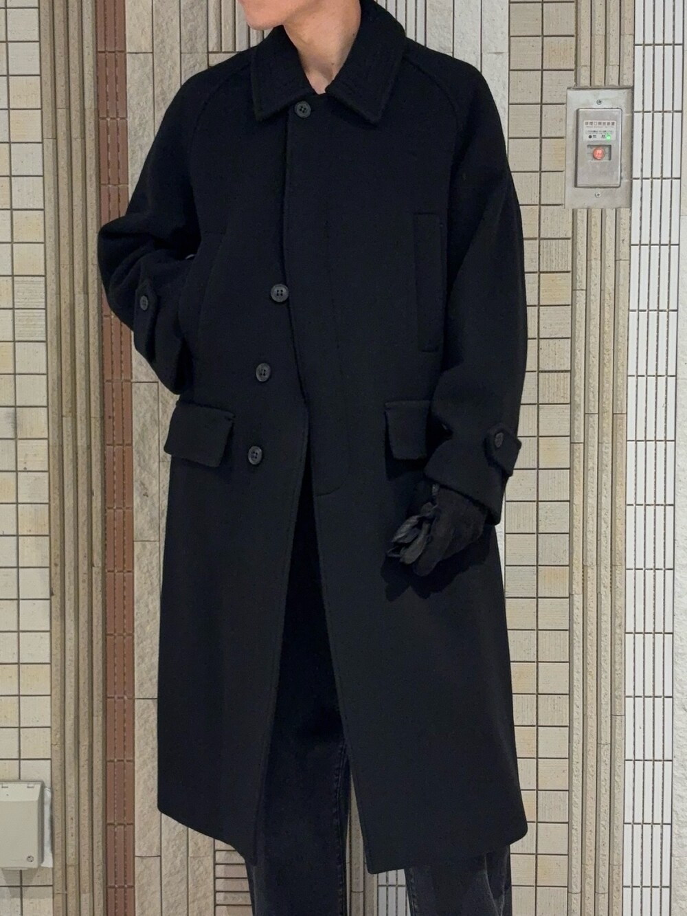 ブラック系のその他アウター、ブラック系のニット/セーター、ブラック系のデニムパンツを着用したメンズの秋コーディネートの3枚目の写真