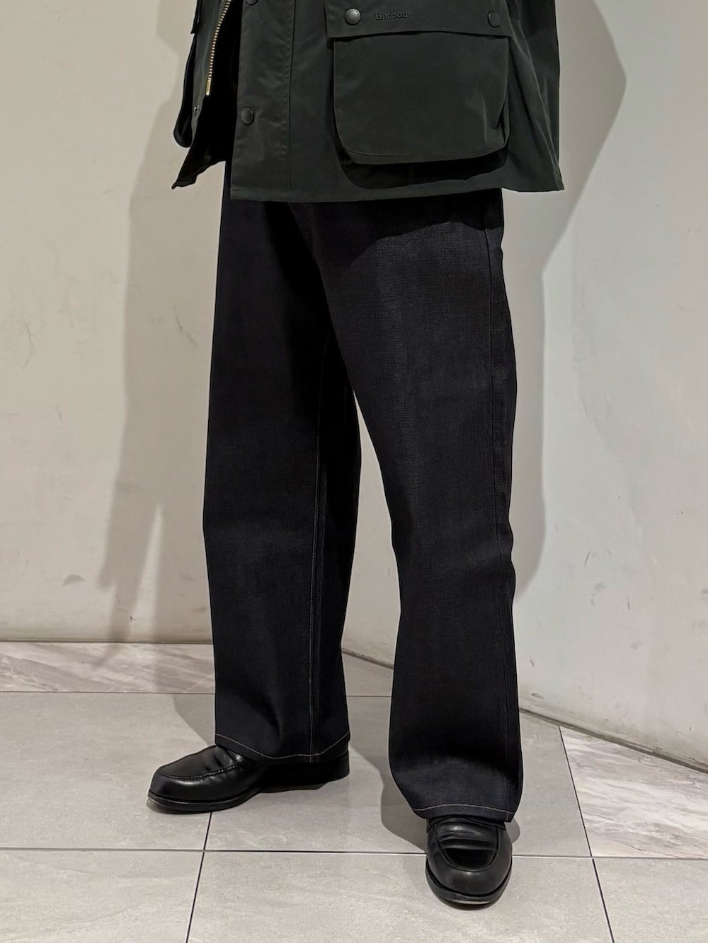 グリーン系のその他アウター、ブルー系のデニムパンツを着用したメンズの冬コーディネートの3枚目の写真