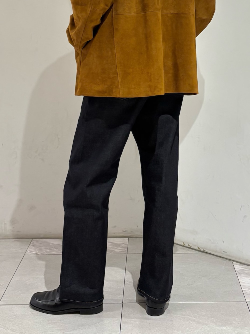 ブルー系のデニムパンツ、ブラウン系のその他アウターを着用したメンズの冬コーディネートの7枚目の写真