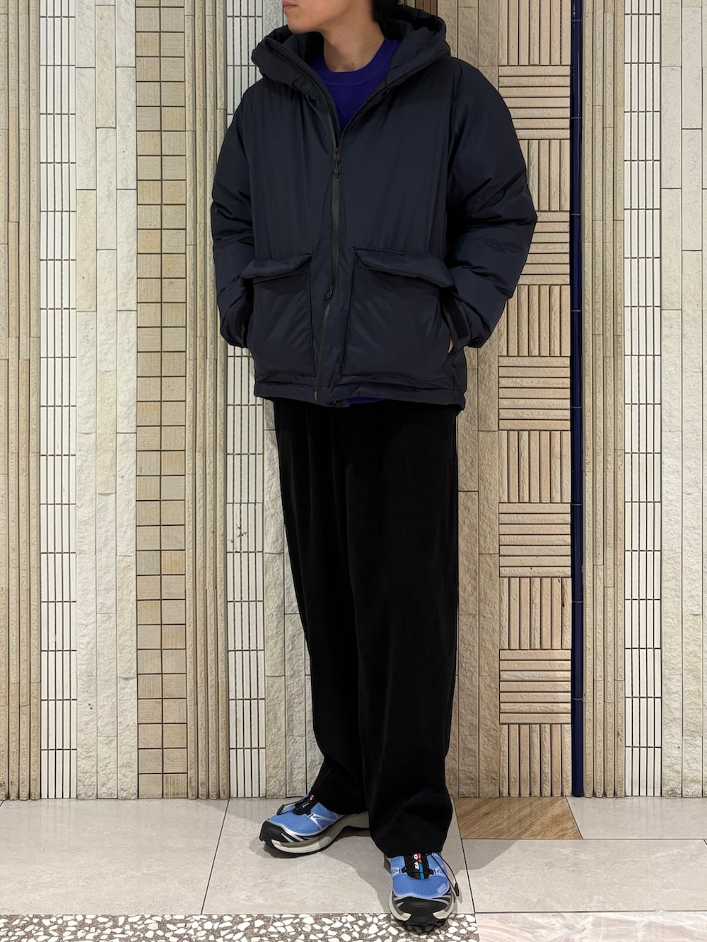 ブルー系のダウンジャケット/コート、パープル系のニット/セーター、ブルー系のその他パンツを着用したメンズの秋コーディネートの2枚目の写真