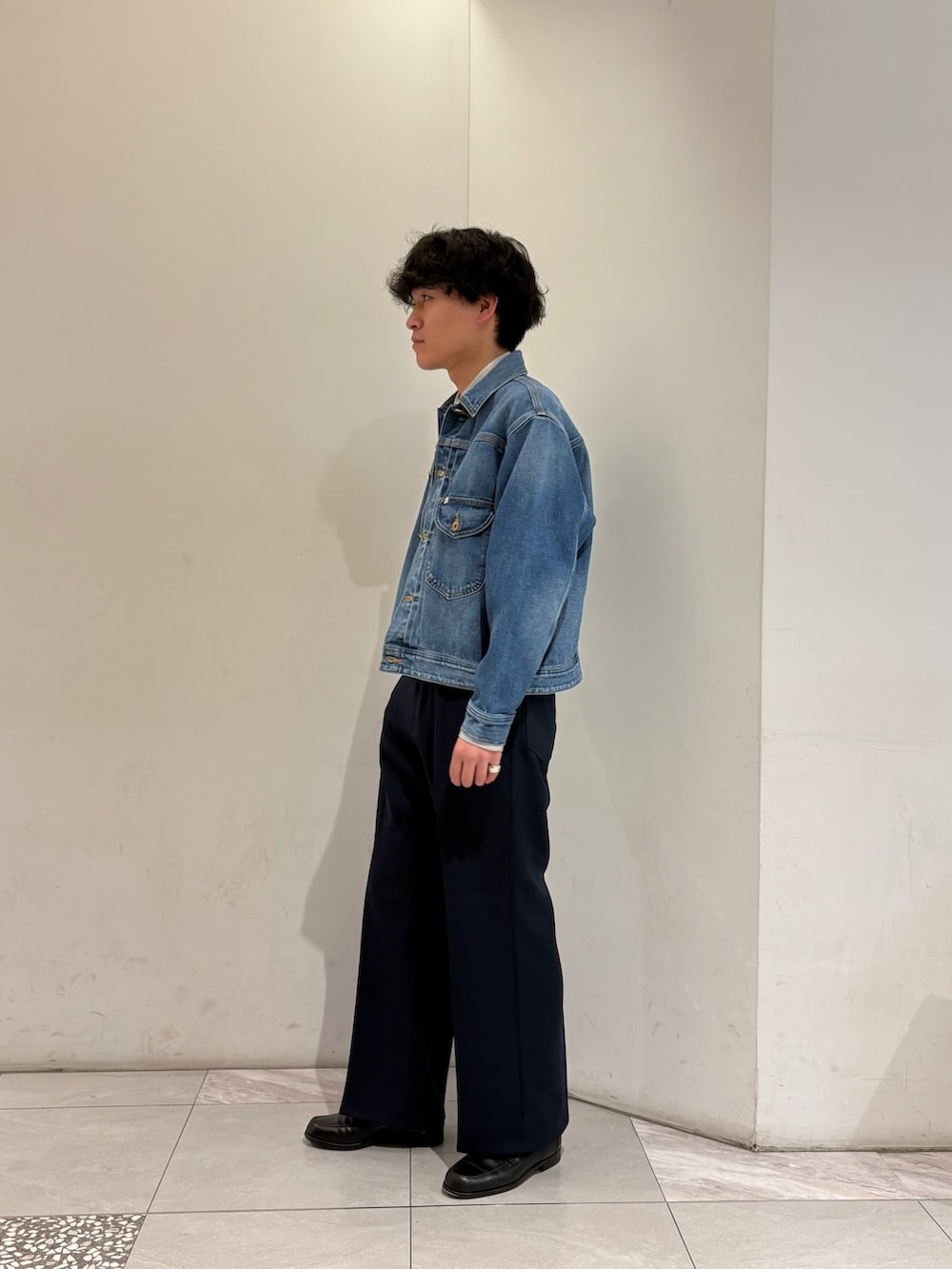 ブルー系のデニムジャケット、その他のシャツ/ブラウス、ブルー系のその他パンツを着用したメンズの冬コーディネートの4枚目の写真