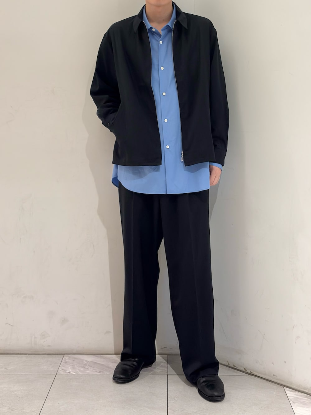 ブルー系のブルゾン、ブルー系のシャツ/ブラウス、ブルー系のその他パンツを着用したメンズの春コーディネートの2枚目の写真