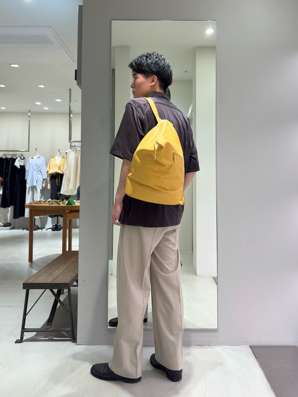 ブラウン系のシャツ/ブラウス、グレー系のTシャツ/カットソー、ベージュ系のその他パンツを着用したメンズの夏コーディネートの4枚目の写真