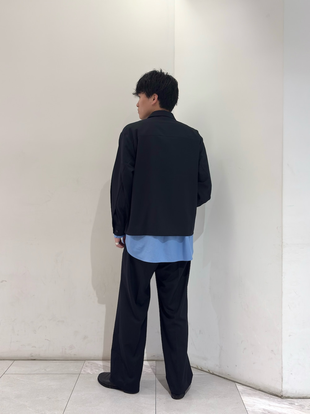 ブルー系のブルゾン、ブルー系のシャツ/ブラウス、ブルー系のその他パンツを着用したメンズの春コーディネートの5枚目の写真