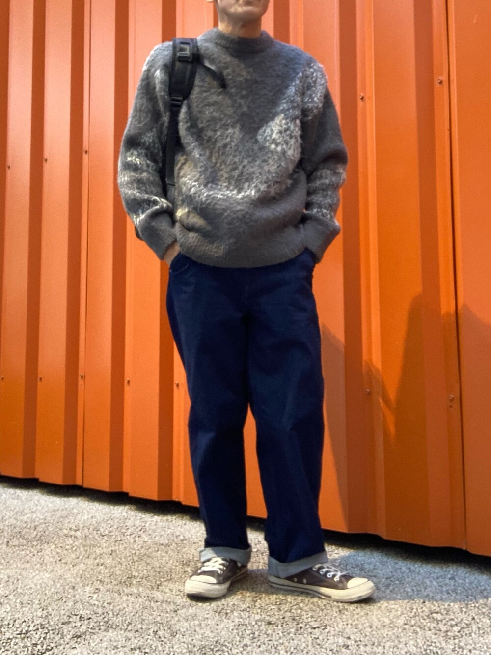 グレー系のニット/セーター、ブラック系のニット/セーターを着用したメンズの冬コーディネートの2枚目の写真