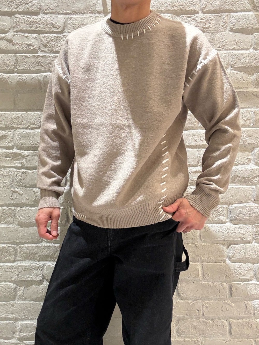 ブラウン系のブルゾン、ベージュ系のニット/セーターを着用したメンズの冬コーディネートの4枚目の写真