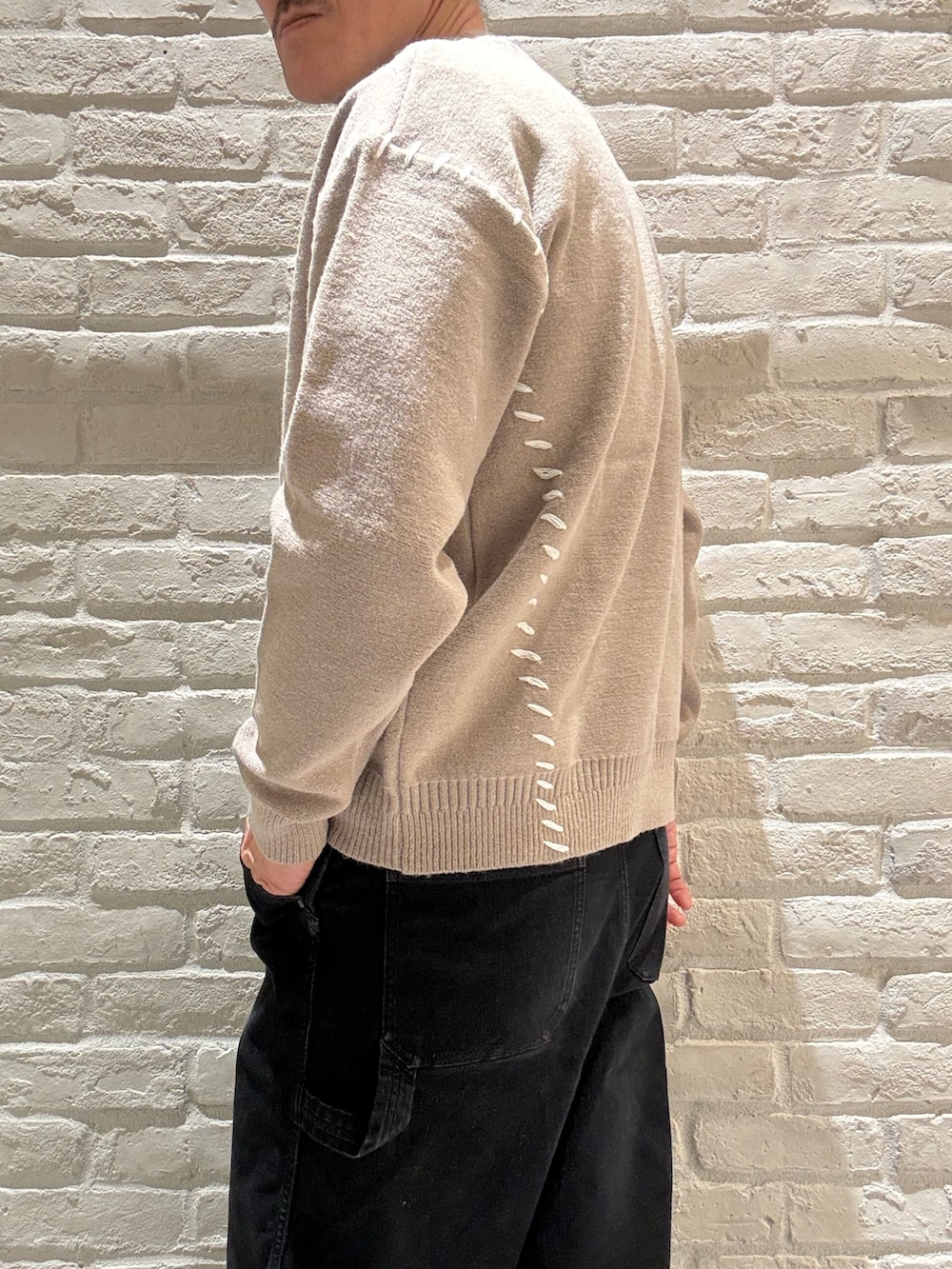 ブラウン系のブルゾン、ベージュ系のニット/セーターを着用したメンズの冬コーディネートの5枚目の写真