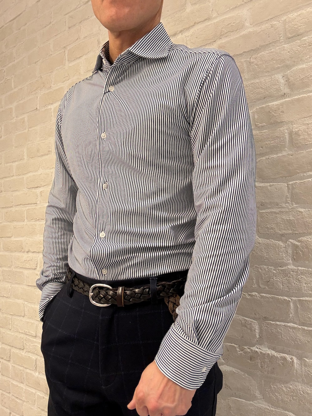 ブルー系のセットアップ、ブルー系のテーラードジャケット、ブルー系のスラックスを着用したメンズの冬コーディネートの3枚目の写真