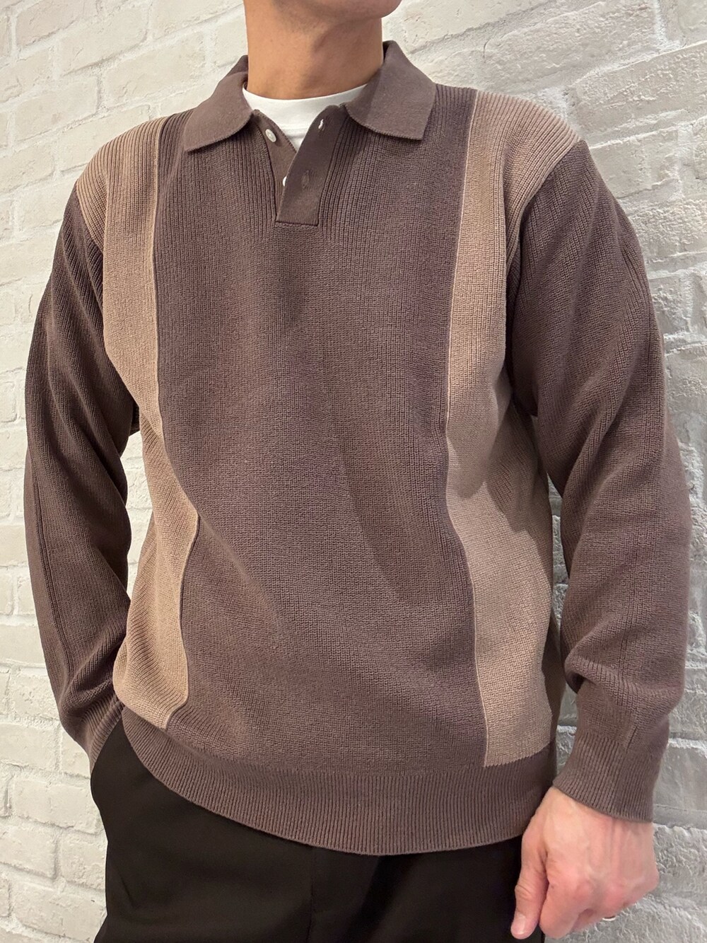 ブラウン系のブルゾン、ベージュ系のニット/セーター、ブラウン系のスラックスを着用したメンズの冬コーディネートの4枚目の写真