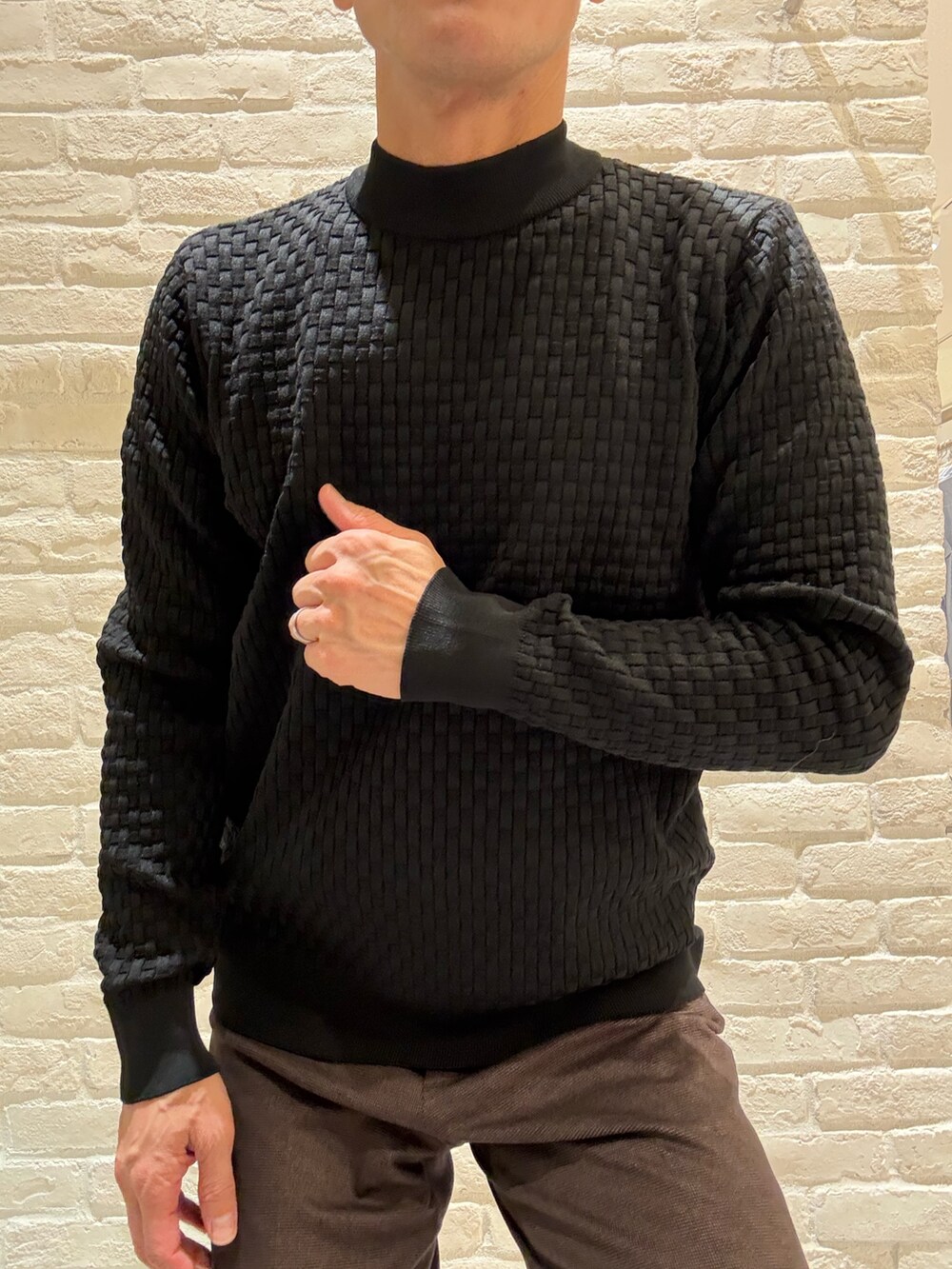 その他のセットアップ、その他のテーラードジャケット、ブラック系のニット/セーターを着用したメンズの秋コーディネートの5枚目の写真