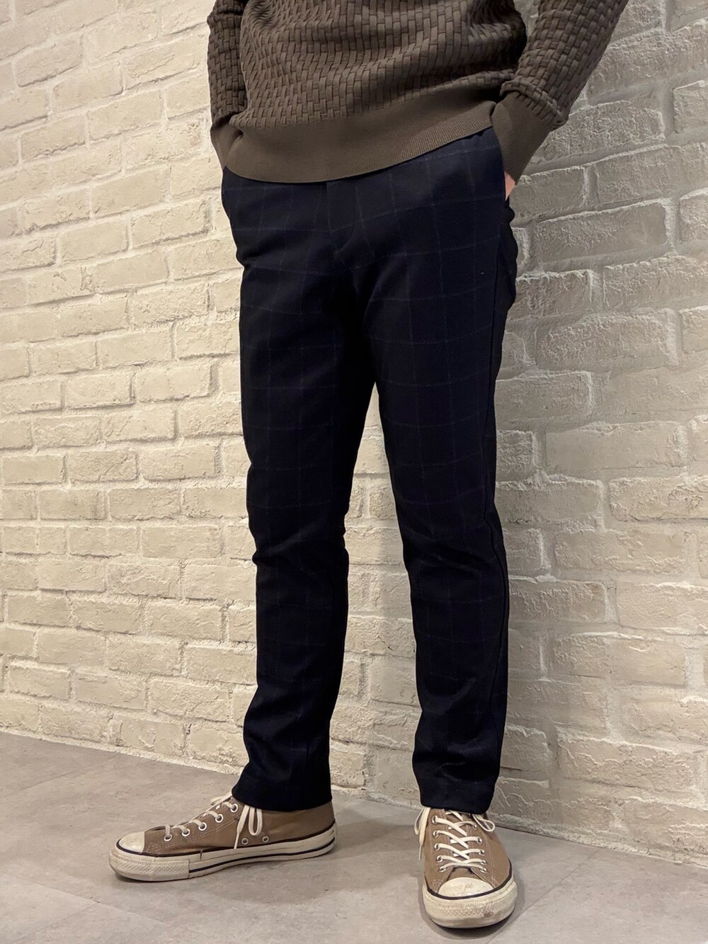 ブルー系のスラックス、ブルー系のテーラードジャケット、ブラウン系のニット/セーターを着用したメンズの冬コーディネートの6枚目の写真