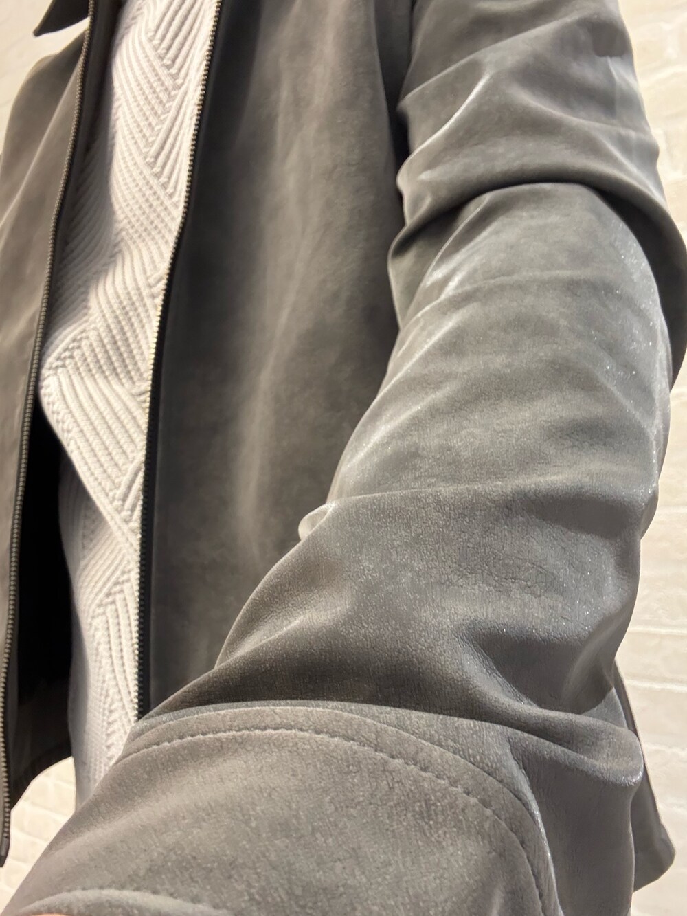 ブラック系のブルゾン、グレー系のニット/セーター、ブラック系のその他パンツを着用したメンズの冬コーディネートの4枚目の写真