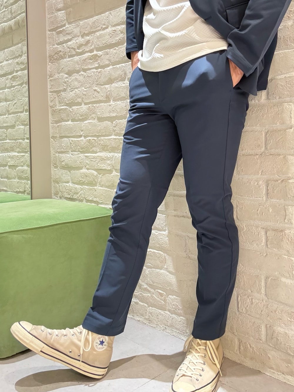 ブラック系のバックパック/リュック、ホワイト系のTシャツ/カットソー、ブルー系のテーラードジャケットを着用したメンズの春コーディネートの4枚目の写真