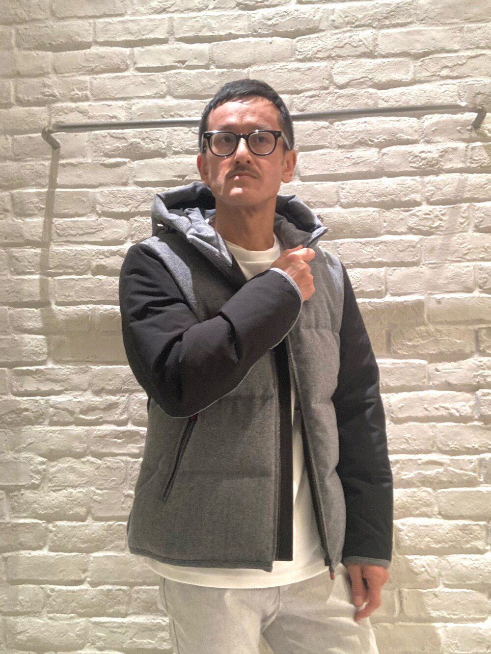 グレー系のダウンジャケット/コート、ホワイト系のTシャツ/カットソー、グレー系のその他パンツを着用したメンズの冬コーディネートの3枚目の写真