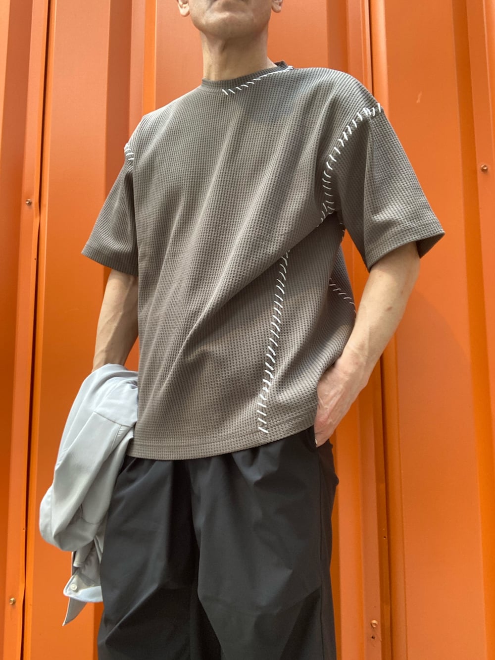 ベージュ系のシャツ/ブラウス、ベージュ系のTシャツ/カットソー、ブラック系のその他パンツを着用したメンズの春コーディネートの5枚目の写真