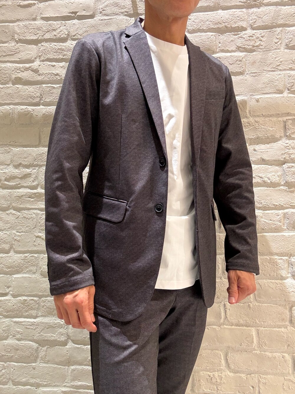 グレー系のスラックス、グレー系のセットアップ、グレー系のテーラードジャケットを着用したメンズの秋コーディネートの3枚目の写真