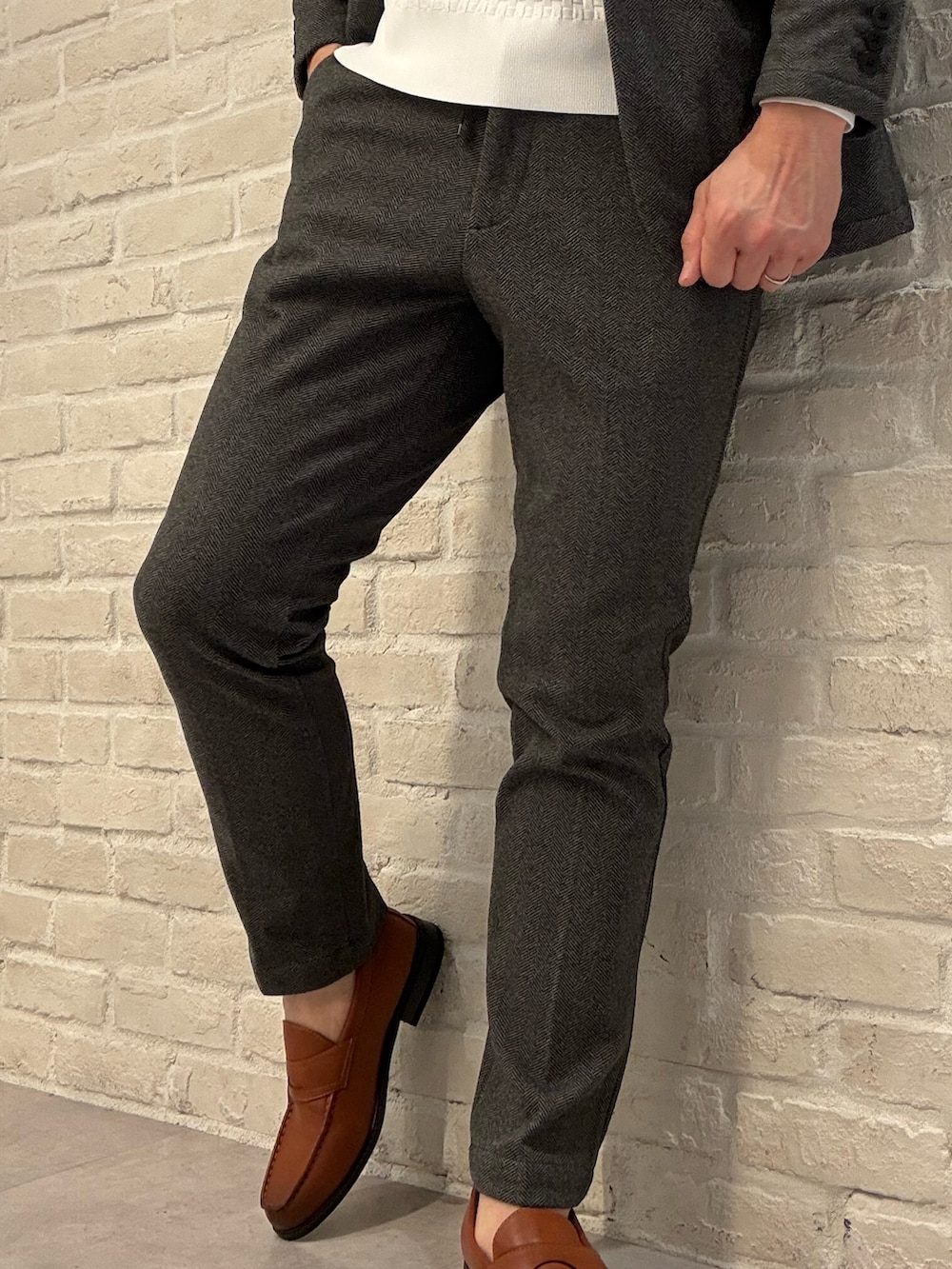 ブラック系のスラックス、ブラック系のセットアップ、ブラック系のテーラードジャケットを着用したメンズの冬コーディネートの5枚目の写真