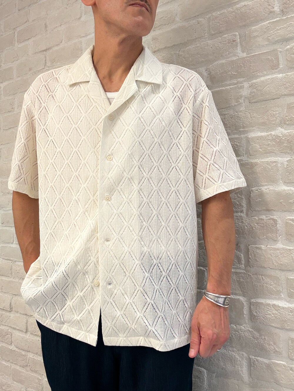 ホワイト系のシャツ/ブラウス、ホワイト系のTシャツ/カットソー、グレー系のスラックスを着用したメンズの夏コーディネートの2枚目の写真