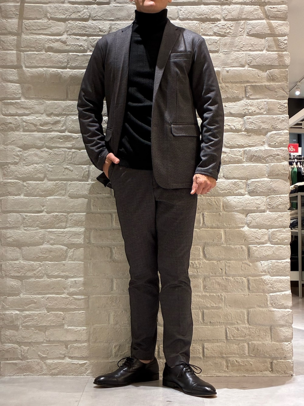 グレー系のスラックス、グレー系のセットアップ、グレー系のテーラードジャケットを着用したメンズの秋コーディネートの2枚目の写真