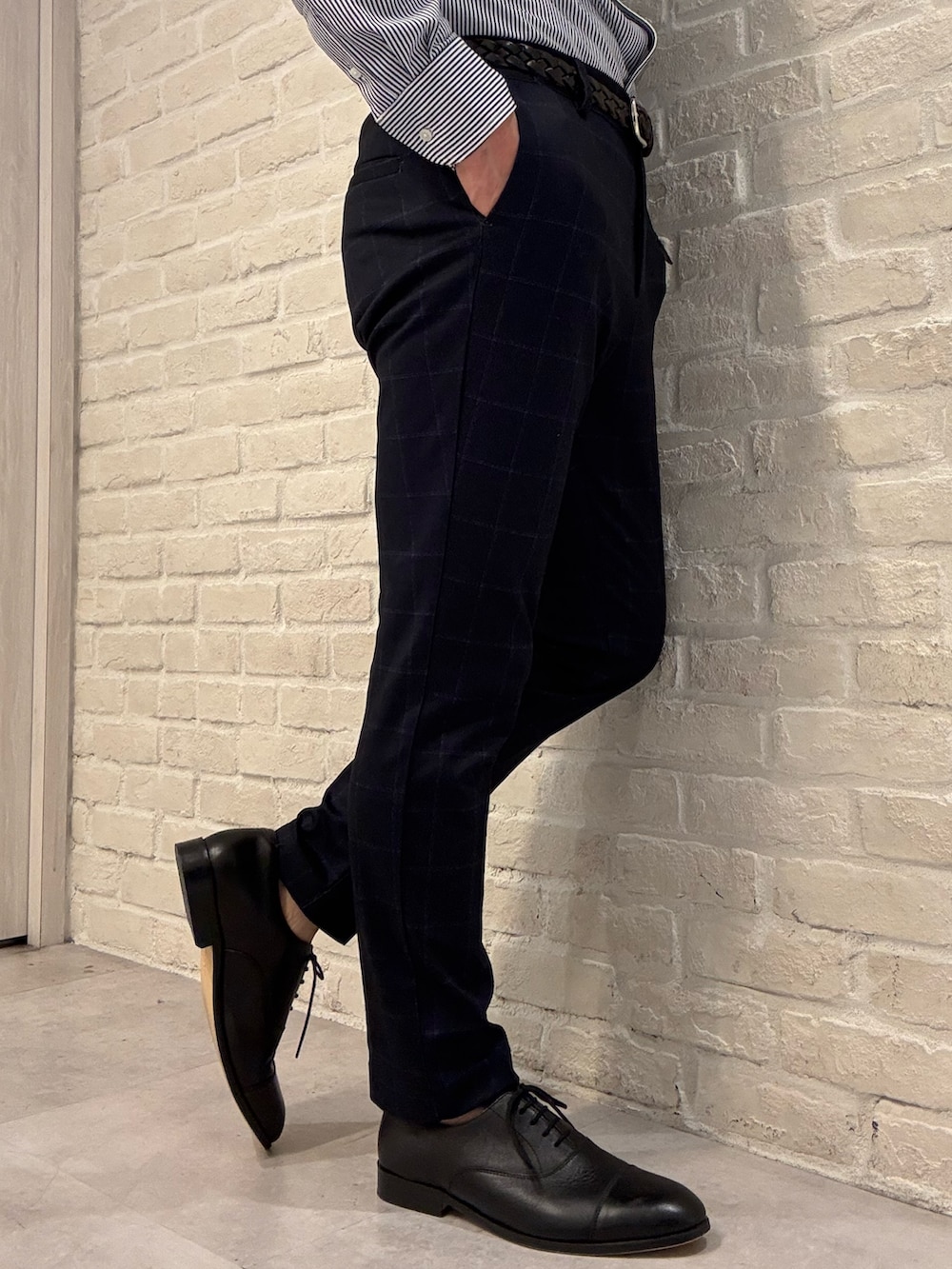 ブルー系のセットアップ、ブルー系のテーラードジャケット、ブルー系のスラックスを着用したメンズの冬コーディネートの5枚目の写真