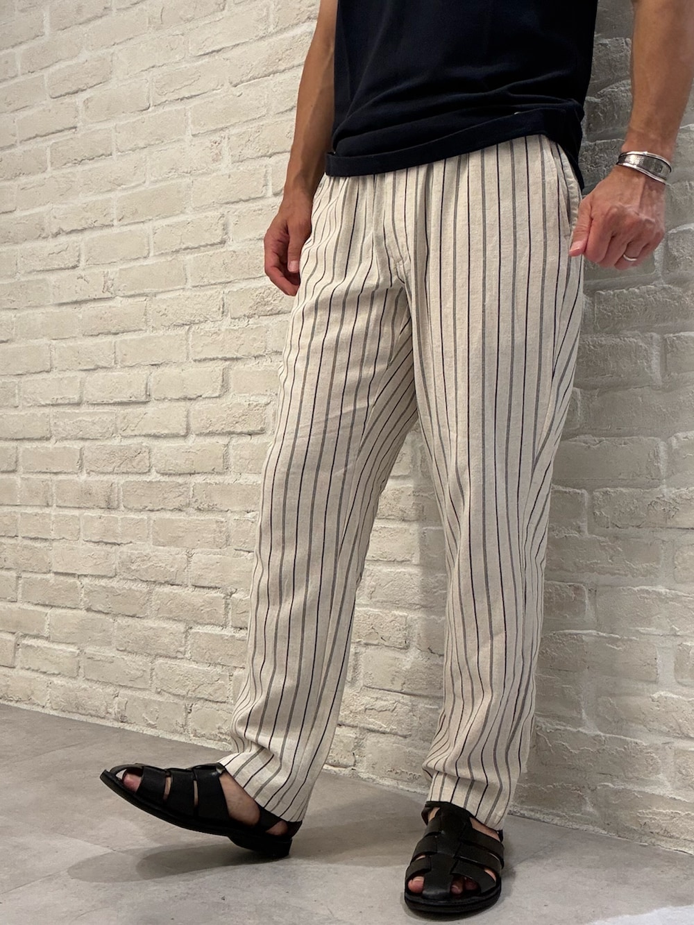 ブルー系のシャツ/ブラウス、ブルー系のタンクトップ、ホワイト系のその他パンツを着用したメンズの夏コーディネートの4枚目の写真