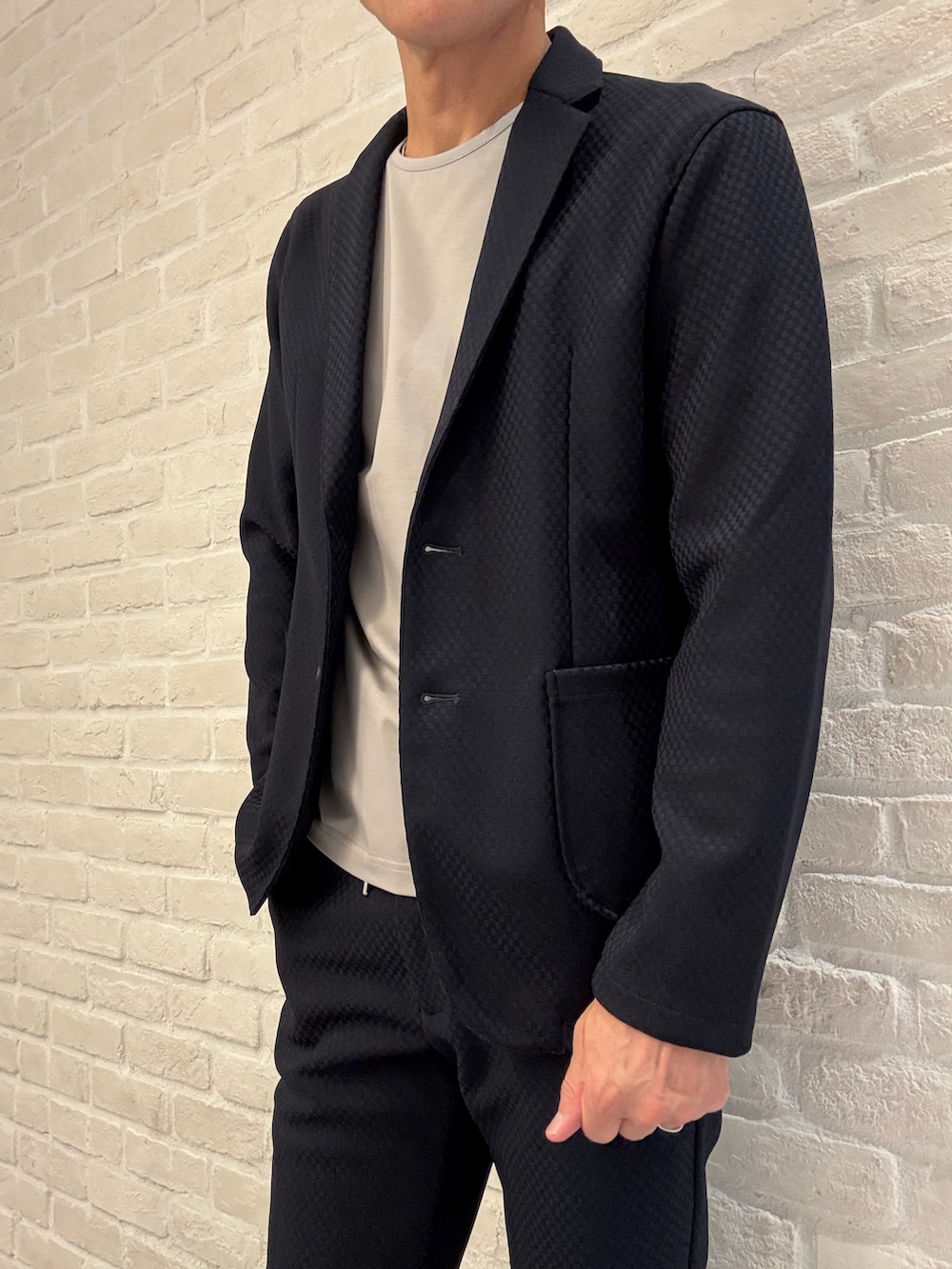 ブルー系のテーラードジャケット、ベージュ系のTシャツ/カットソー、ブルー系のその他パンツを着用したメンズの秋コーディネートの2枚目の写真