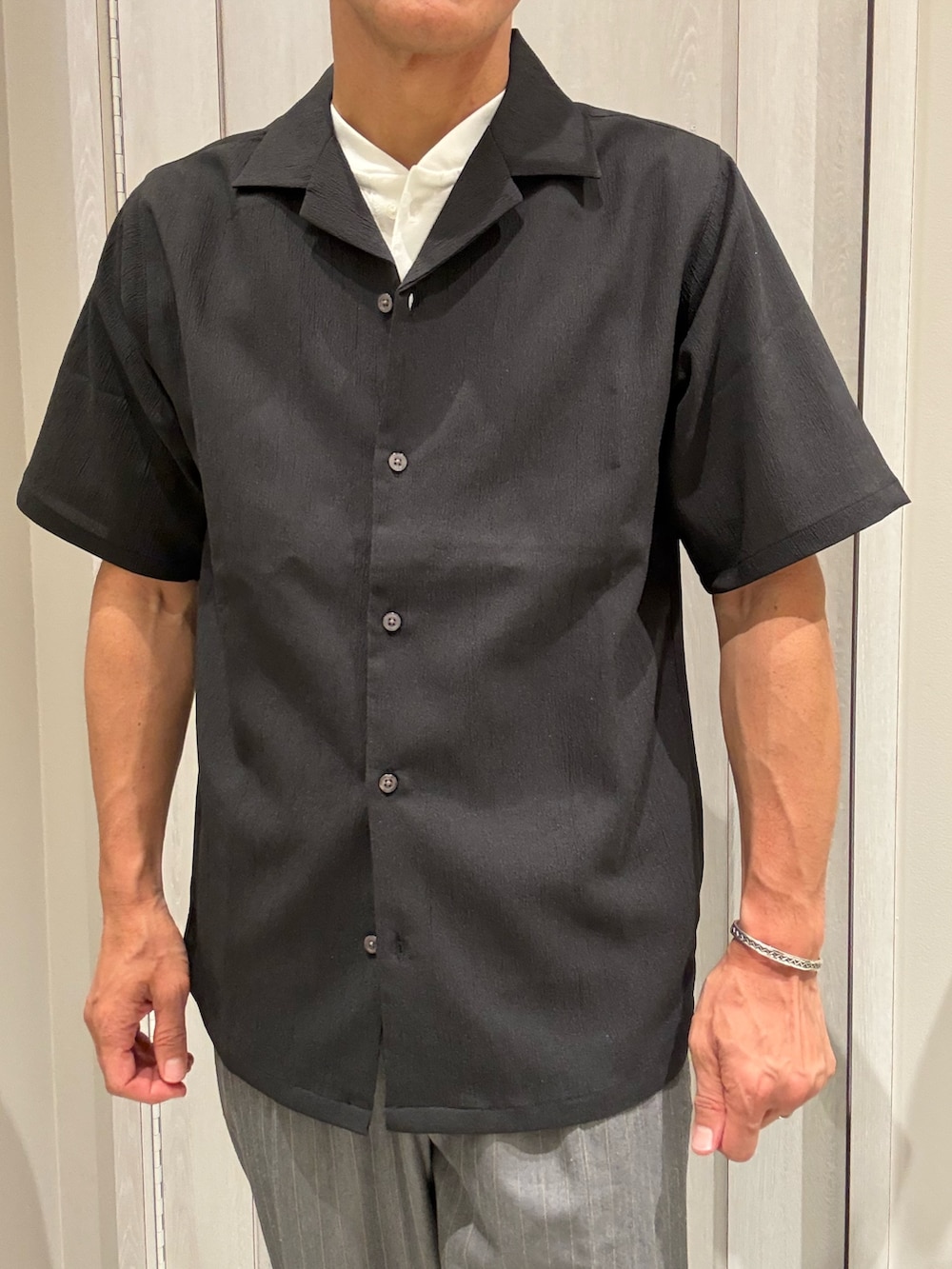 ブラック系のシャツ/ブラウス、ホワイト系のTシャツ/カットソー、グレー系のその他パンツを着用したメンズの夏コーディネートの2枚目の写真