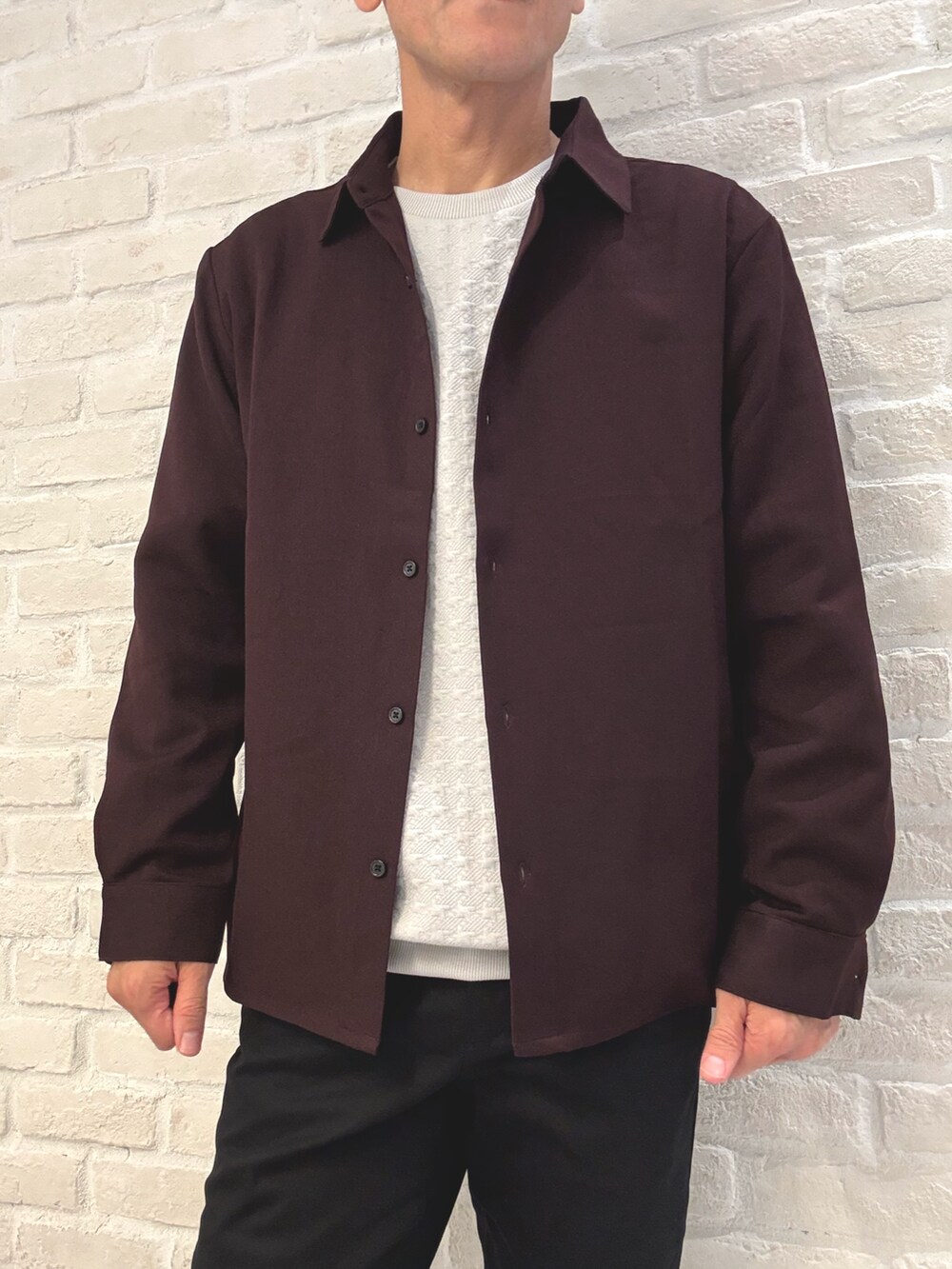 レッド系のシャツ/ブラウス、ベージュ系のTシャツ/カットソー、ブラック系のチノパンツを着用したメンズの秋コーディネートの2枚目の写真