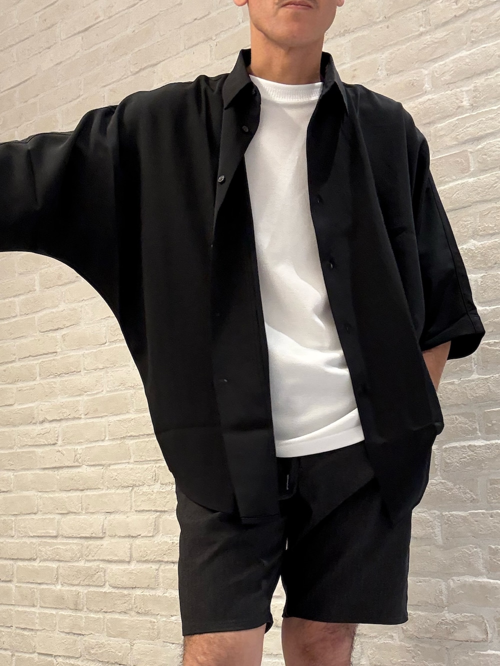 ブラック系のシャツ/ブラウス、ブラック系のその他パンツ、ホワイト系のTシャツ/カットソーを着用したメンズの夏コーディネートの3枚目の写真