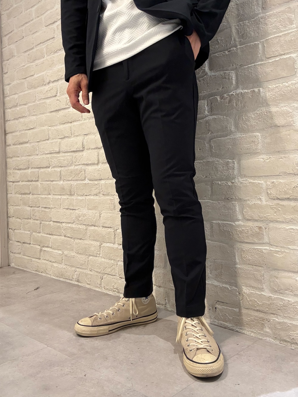 ブルー系のセットアップ、ブルー系のテーラードジャケット、ホワイト系のTシャツ/カットソーを着用したメンズの春コーディネートの4枚目の写真