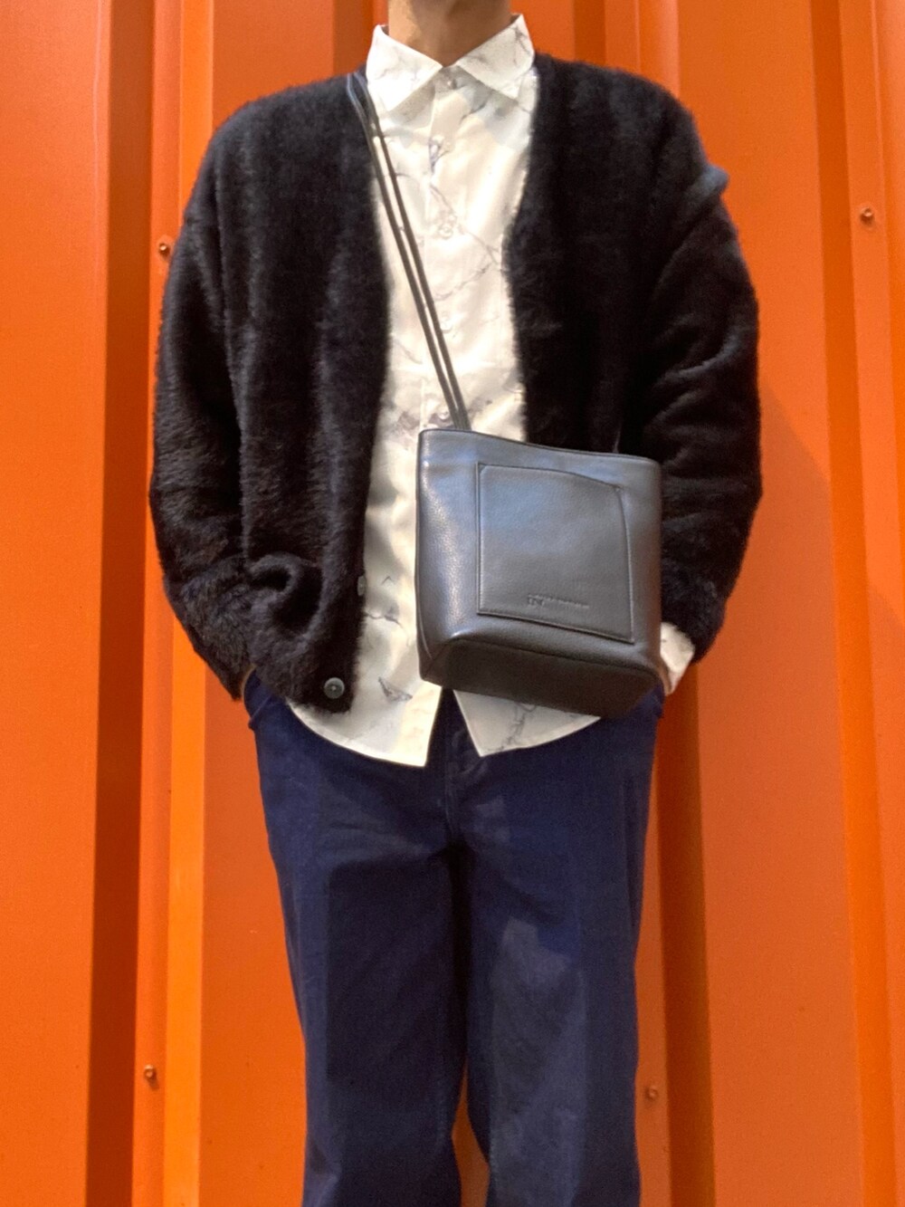 ブラック系のカーディガン/ボレロ、ホワイト系のシャツ/ブラウスを着用したメンズの冬コーディネートの4枚目の写真