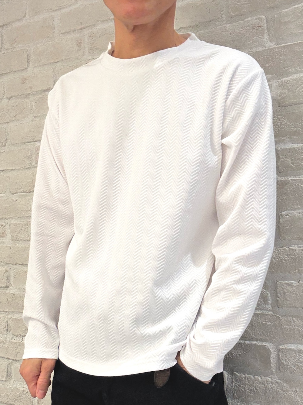 ブルー系のカーディガン/ボレロ、ホワイト系のTシャツ/カットソー、ブラック系のローファーを着用したメンズの春コーディネートの3枚目の写真