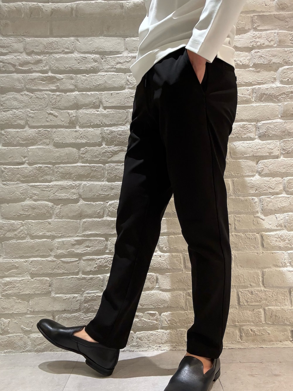 ブラック系のセットアップ、ブラック系のテーラードジャケット、ホワイト系のTシャツ/カットソーを着用したメンズの春コーディネートの5枚目の写真