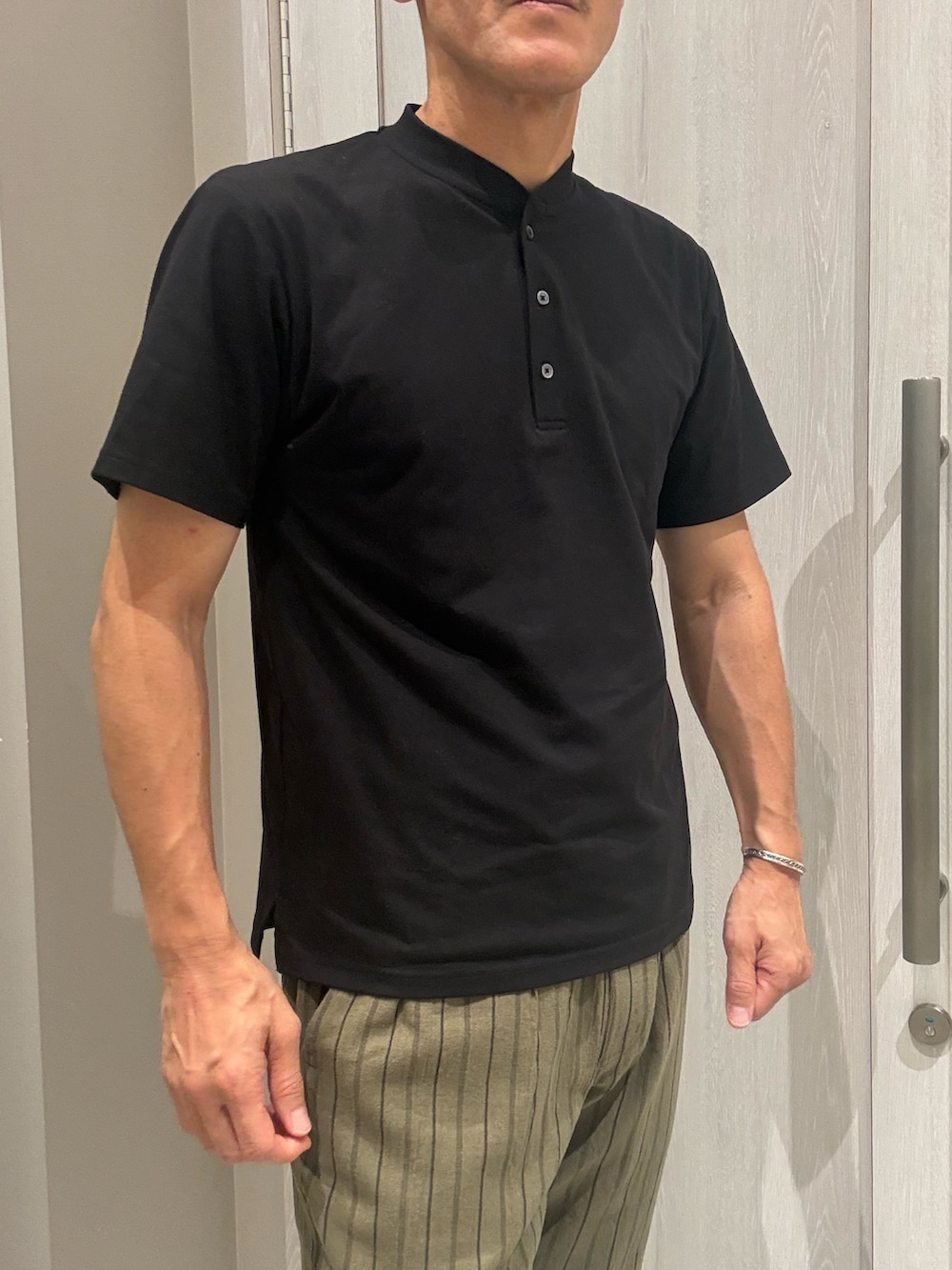 ブラック系のカーディガン/ボレロ、ブラック系のTシャツ/カットソー、ブラック系のバックパック/リュックを着用したメンズの夏コーディネートの3枚目の写真