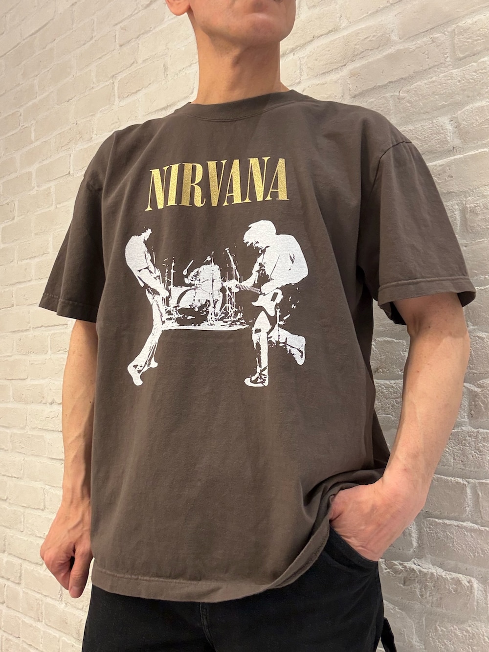 ブラウン系のTシャツ/カットソー、ベージュ系のカーディガン/ボレロを着用したメンズの春コーディネートの3枚目の写真