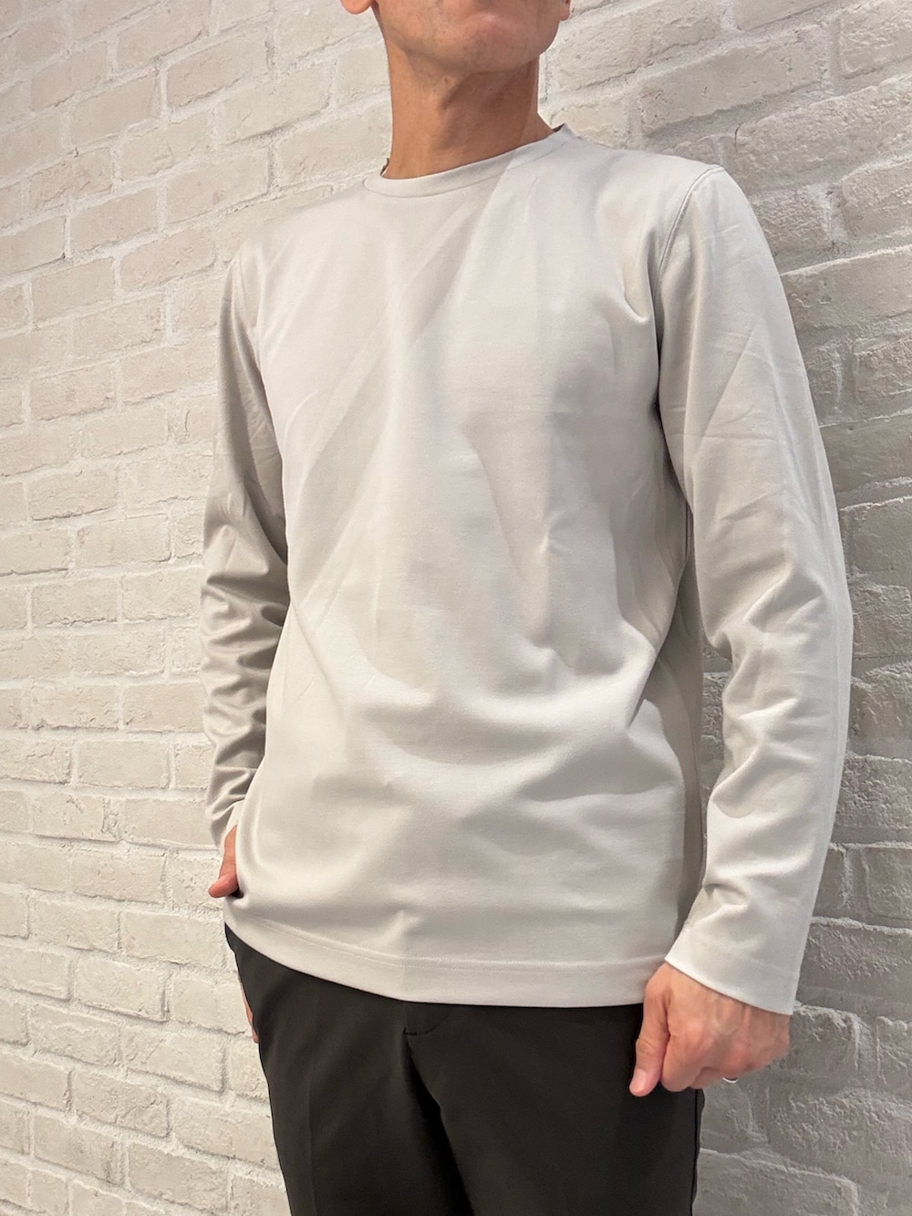 ブラウン系のセットアップ、ブラウン系のテーラードジャケット、ブラウン系のスラックスを着用したメンズの秋コーディネートの6枚目の写真