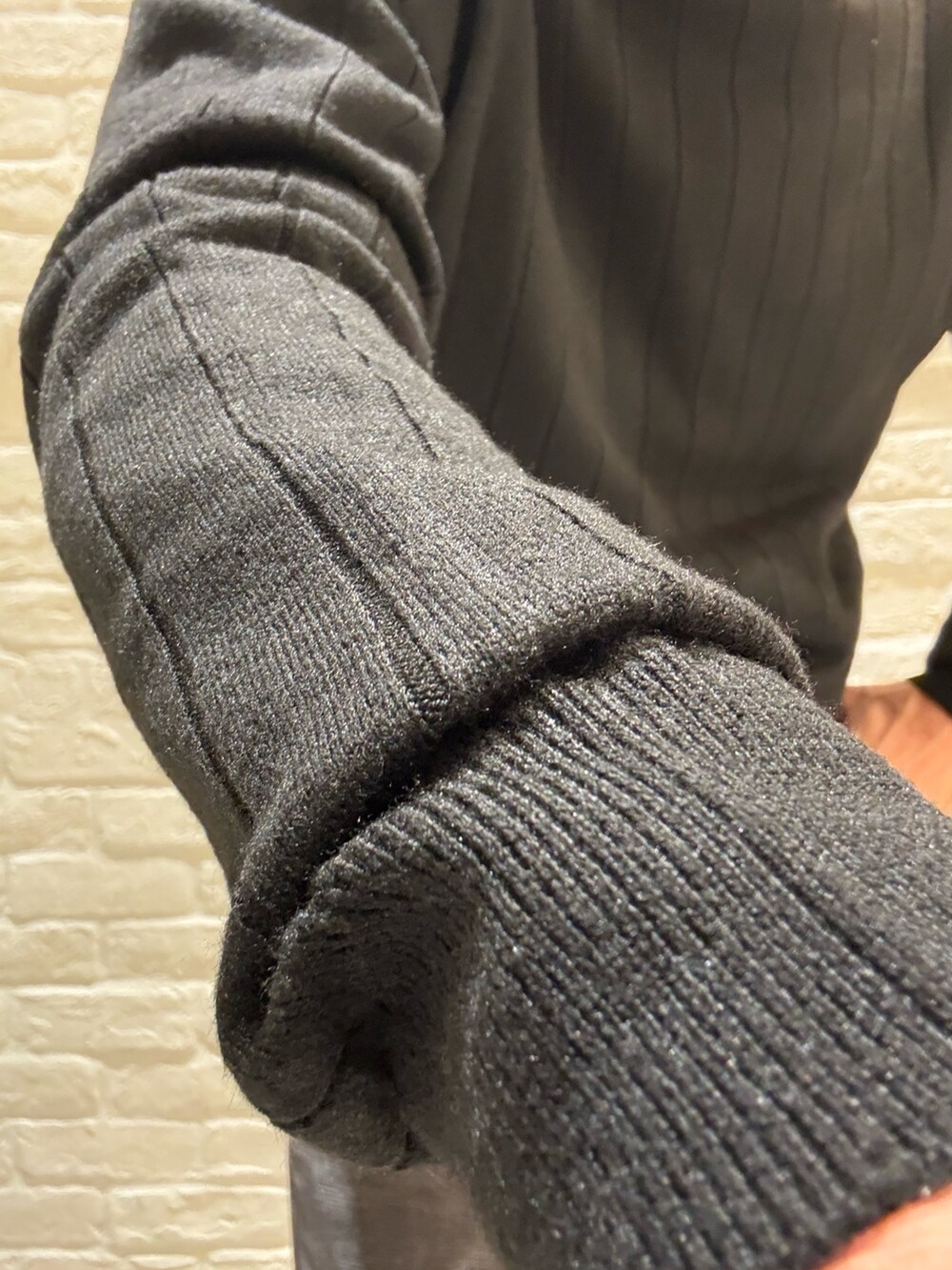 グレー系のスラックス、グレー系のセットアップ、グレー系のテーラードジャケットを着用したメンズの秋コーディネートの6枚目の写真