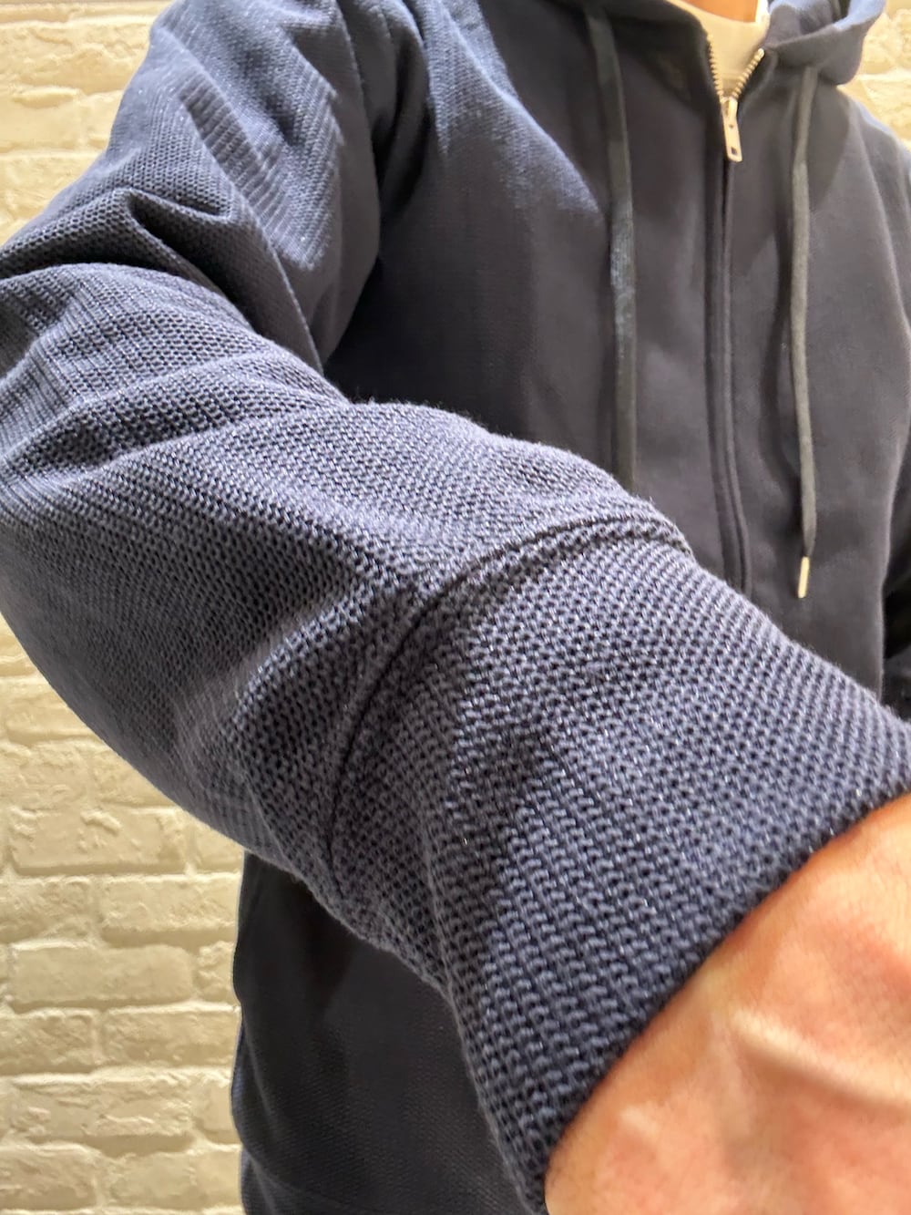 ブルー系のブルゾン、ホワイト系のTシャツ/カットソー、その他のスラックスを着用したメンズの冬コーディネートの3枚目の写真