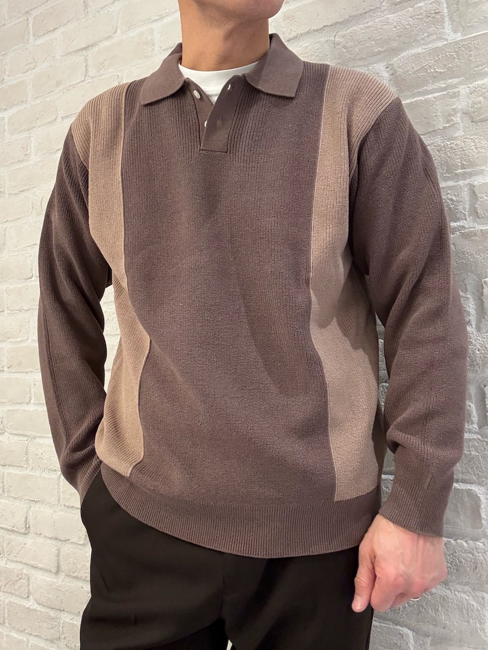 ブラウン系のブルゾン、ブラウン系のスラックス、ベージュ系のニット/セーターを着用したメンズの冬コーディネートの3枚目の写真