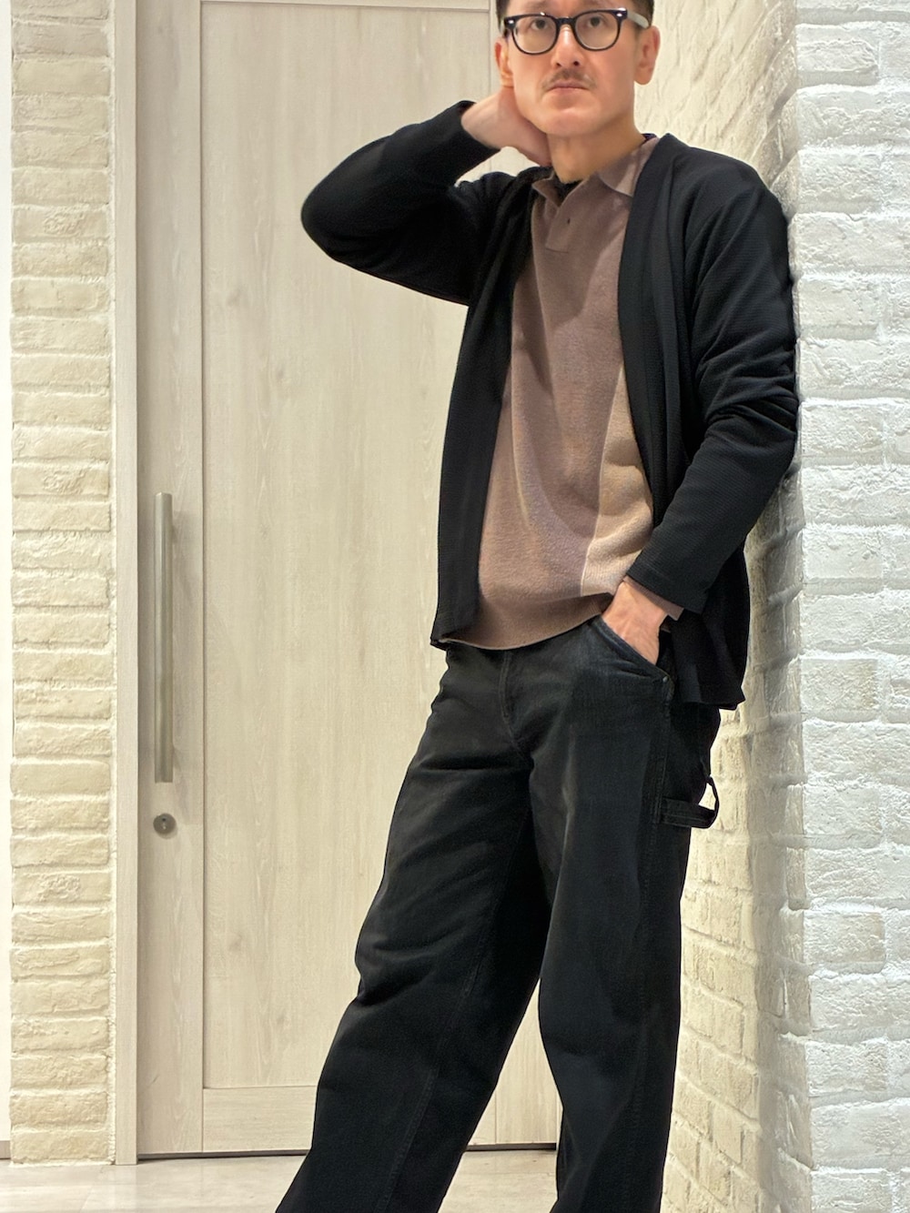 ブラック系のカーディガン/ボレロ、ベージュ系のニット/セーターを着用したメンズの春コーディネートの3枚目の写真