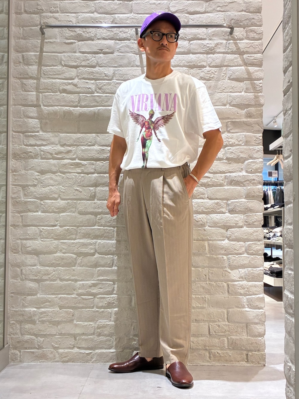 ホワイト系のTシャツ/カットソー、ベージュ系のその他パンツ、ブルー系のショルダーバッグを着用したメンズの夏コーディネートの2枚目の写真
